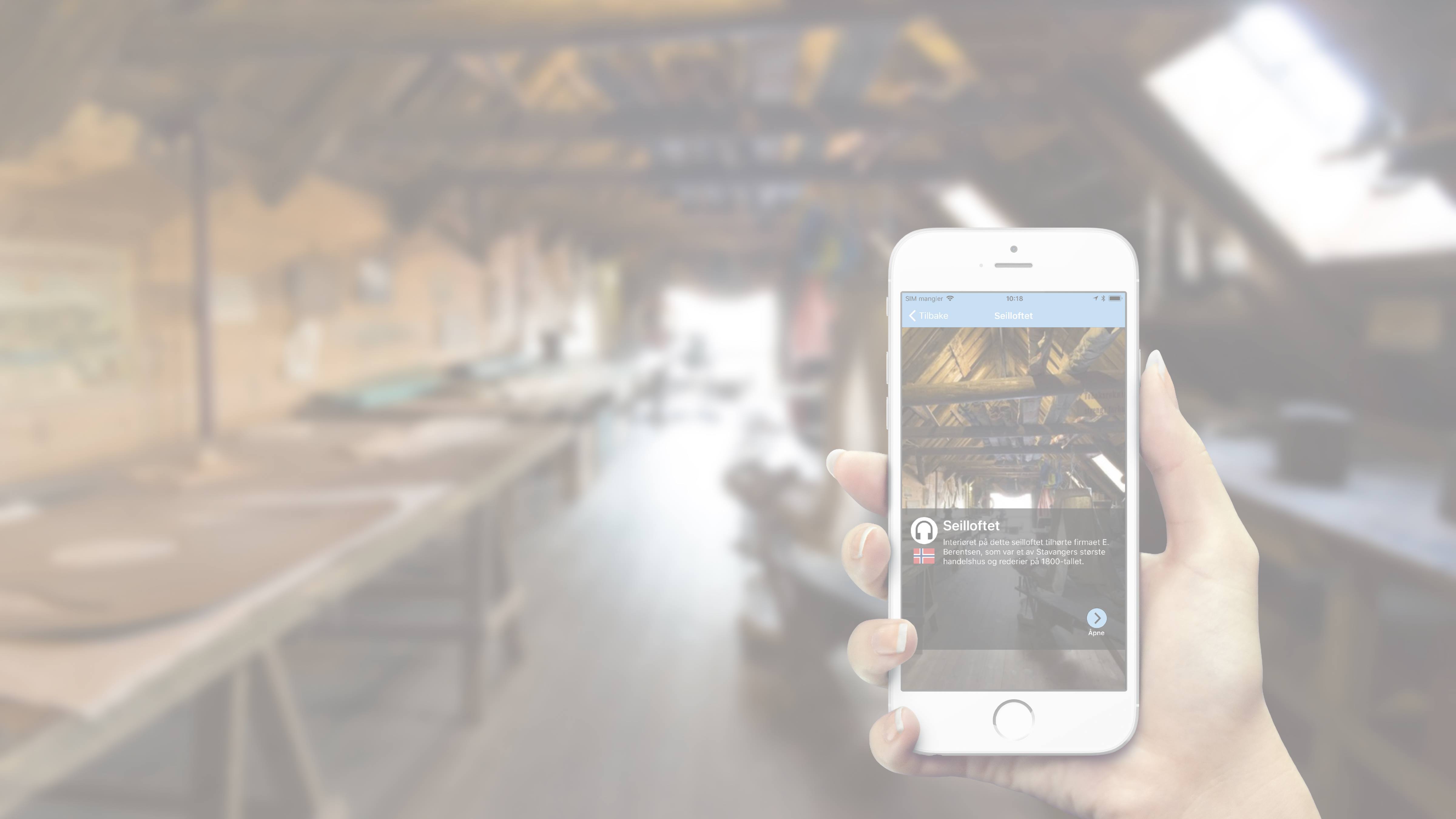 Mobiltelefon som viser utstillingsinnhold